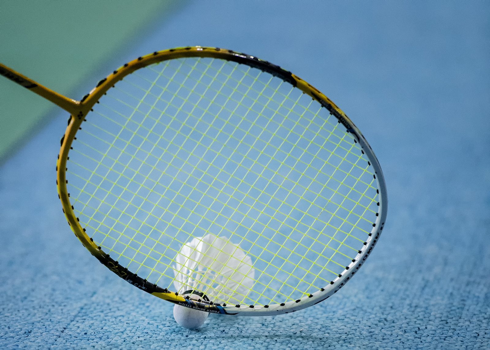 Badmintonschläger und Federball auf dem Hallenboden