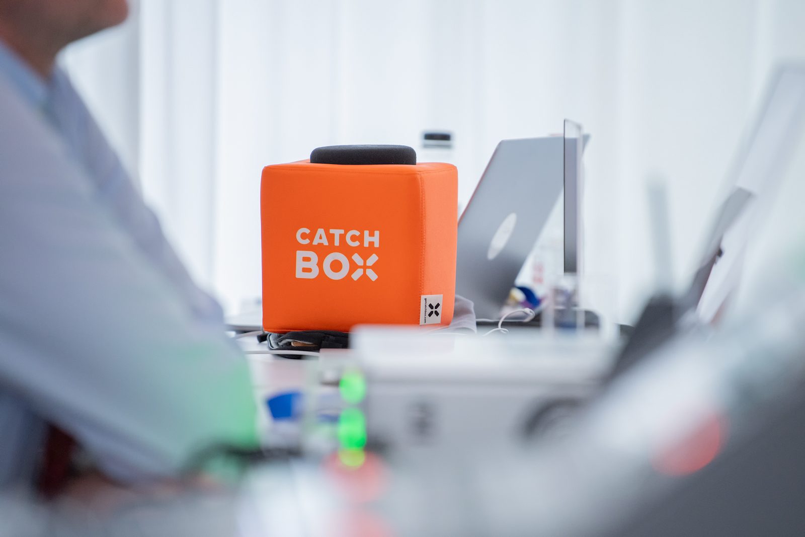 Orange Wurfmikrofon-Box auf dem Technikpult
