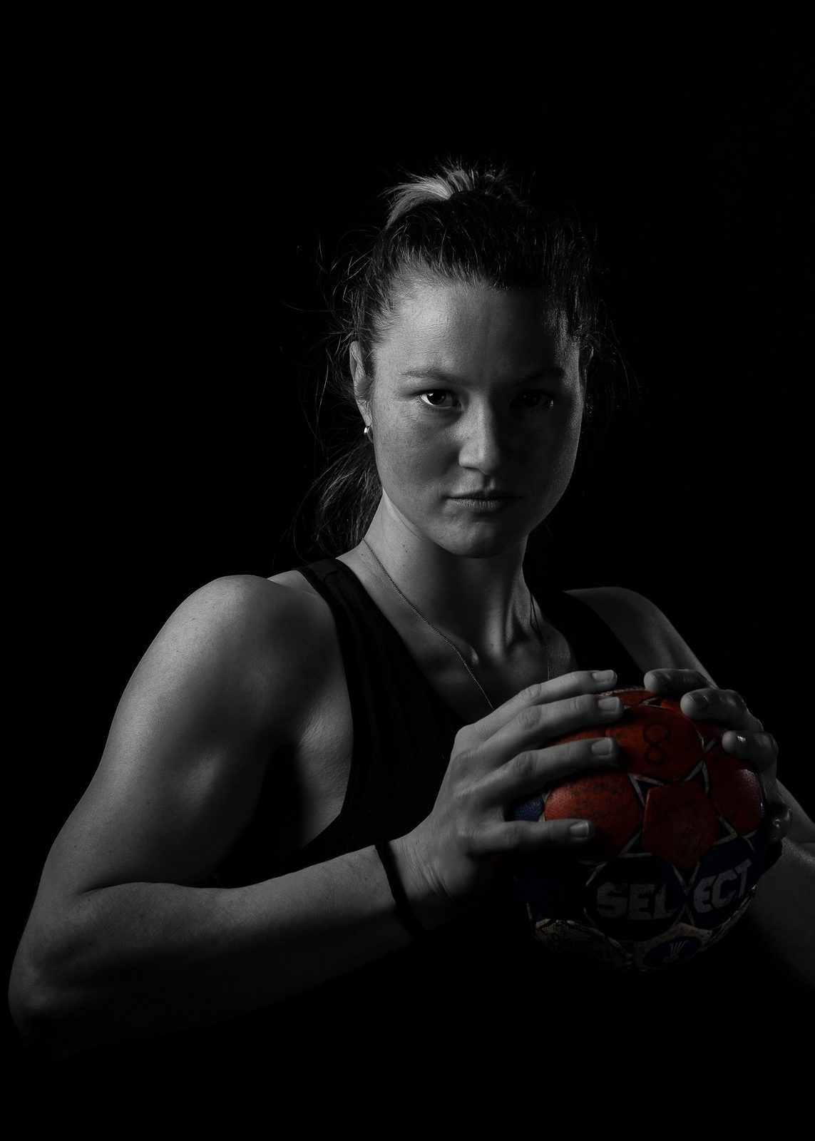 Handballerin mit Ball, Low-Key-Portrait im Studio