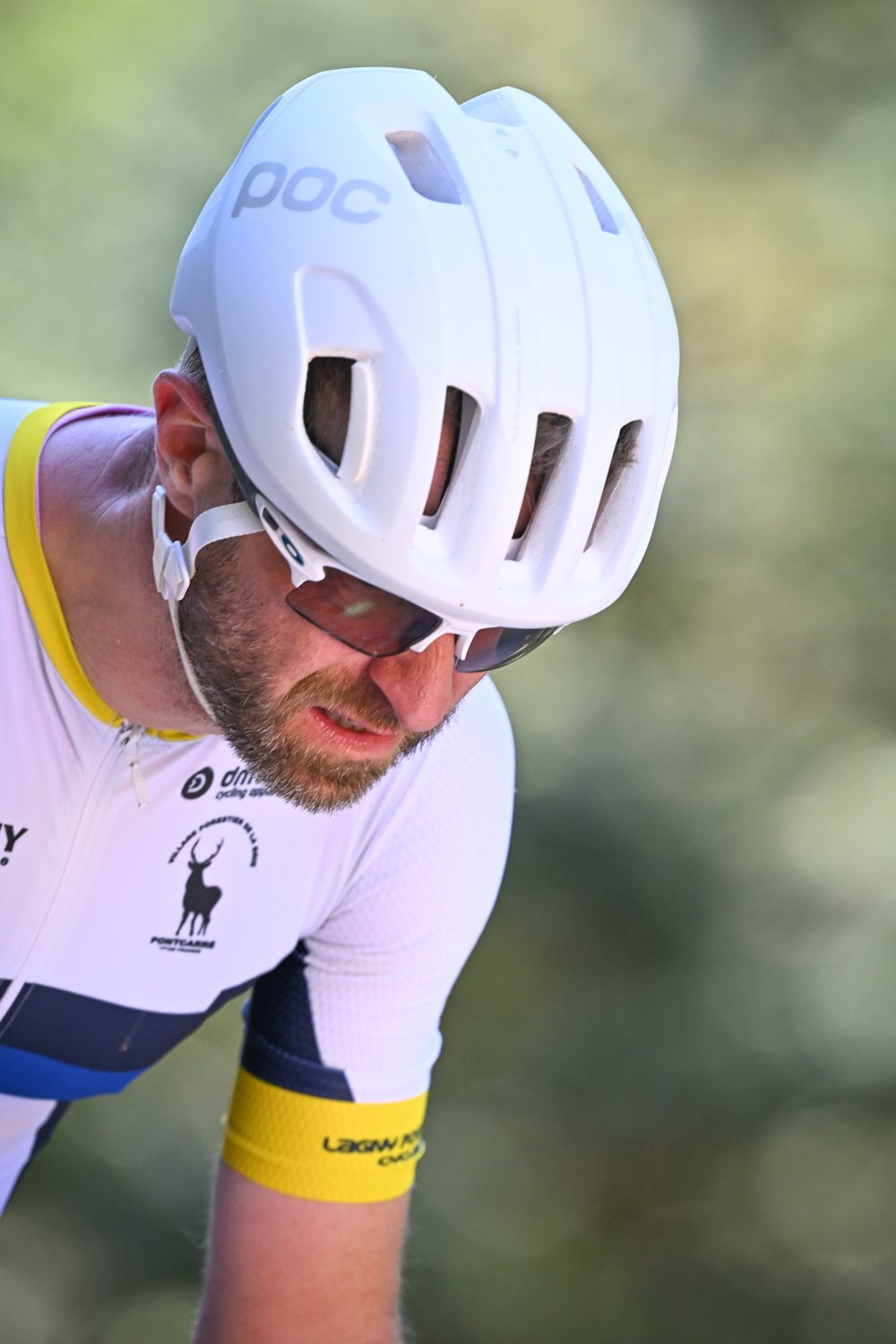 Radrennfahrer mit Helm und Brille, Nahaufnahme im Rennen