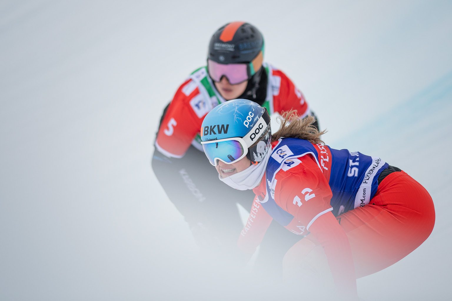 Sina Siegenthaler und eine Konkurrentin im Snowboardcross-Rennen, eine lacht