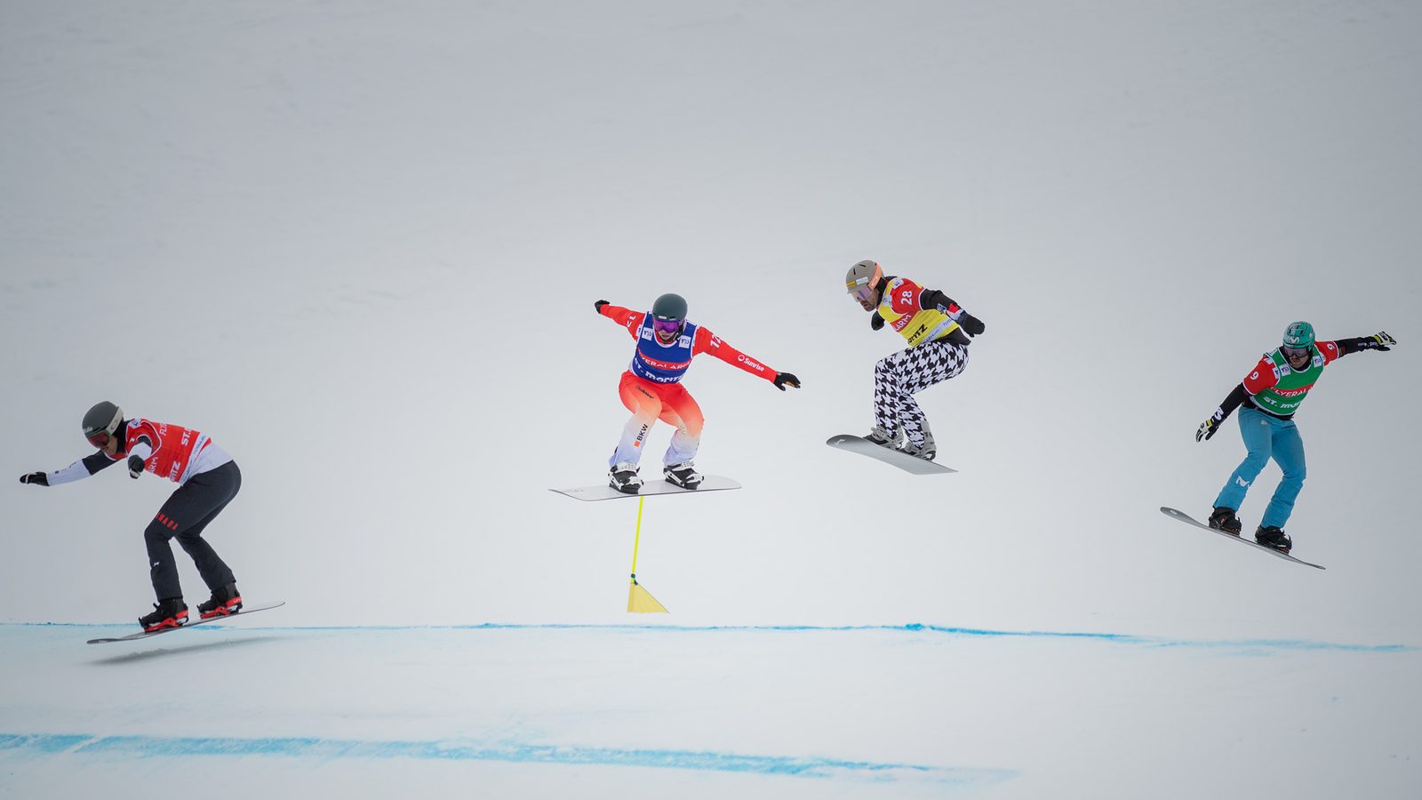 Snowboardcross-Weltcup St. Moritz: Sina Siegenthaler und drei Konkurrentinnen in der Luft